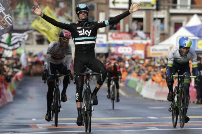 El holandés Wouter Poels (Sky) levanta los brazos como vencedor en Lieja.