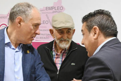 Eduardo López Sendino, Matías Llorente y Luis Mariano Santos, ayer antes del consejo general de UPL. EFE