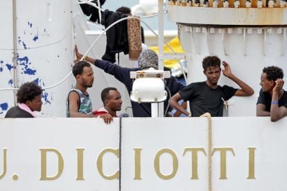 La Agencia de la ONU para los Refugiados (ACNUR) y la Organización Internacional para las Migraciones (OIM) instaron hoy al Gobierno italiano a permitir el desembarco de los 150 inmigrantes que siguen a bordo del barco militar 'Diciotti' en el puerto de C