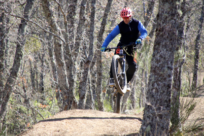 El consejero de Medio Ambiente, Vivienda y Ordenación del Territorio, Juan Carlos Suárez-Quiñones, visita el circuito del Centro de MTB Zona Alfa León en la localidad de La Pola de Gordón. PEIO GARCÍA