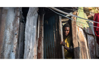 Un hombre observa desde su casa ayer, en Puerto Príncipe (Haití). JOHNSON SABIN