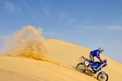 Cyrill Despress negocia una duna durante la etapa celebrada ayer en el París-Dakar