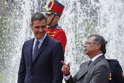 Sánchez junto al presidente de Colombia, Gustavo Petro, en la ceremonia oficial. MAURICIO DUEÑAS CASTAÑEDA