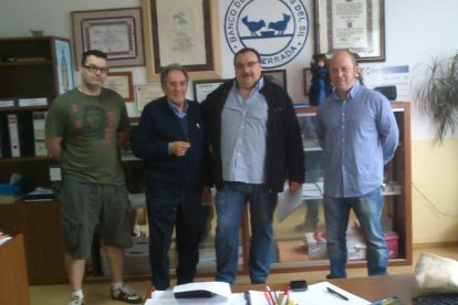 Acto de entrega del cheque a la oenegé ponferradina.