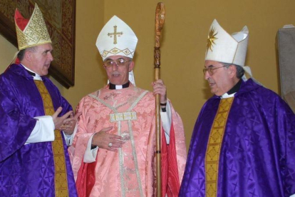 El obispo Atilano Rodríguez (en el centro).