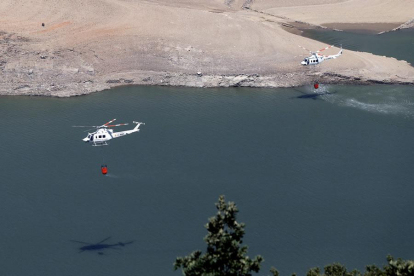 Dos helicópteros cargan agua para apagar el incendio forestal que se declaró ayer al mediodía en el entorno del parque natural de Arribes del Duero.