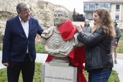 El alcalde de León, Antonio Silván y la concejala de Cultura, Margarita Torres, inauguran el busto del Emperador Galba, fundador de la Legión VII Gémina