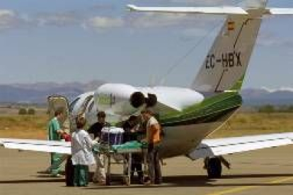 Personal médico trasladando en avión los órganos de un donante que falleció en el Hospital de León