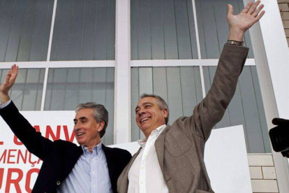 El número dos del PSOE en las elecciones europeas, Ramón Jáuregui, con el primer secretario del PSC, Pere Navarro, en Palafrugell.