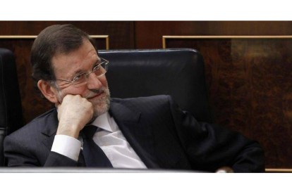 El presidente del Gobierno, Mariano Rajoy, escucha las intervenciones de los portavoces de los diferentes grupos parlamentarios.
