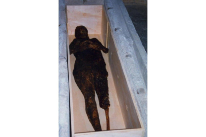 Fotografía de archivo del cuerpo momificado de doña Sancha de León. DL