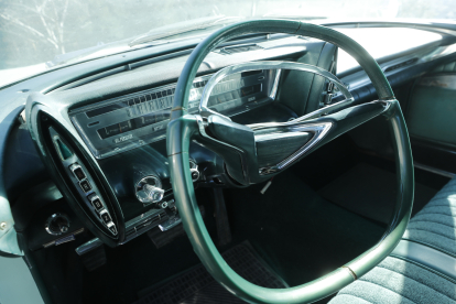 Enorme volante del Imperial, un coche de 1962 con adelantos técnicos muy por encima de su época. L.DE LA MATA