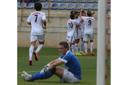 Los jugadores culturalistas felicitan a Gonzalo tras marcar el primer gol de su equipo con Javi Porró desolado.