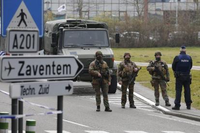 Soldados del ejército patrullan las inmediaciones del aeropuerto de Zaventem en Bruselas (Bélgica), el jueves.