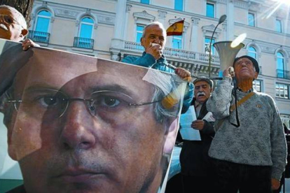 Un grupo de personas se manifesta en Madrid en favor de Baltasar Garzón, el pasado 23 de febrero.