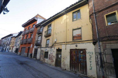 Edificios abandonados en pleno Barrio Húmedo. RAMIRO