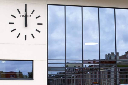 El nuevo reloj de la estación provisional de Renfe en León, el más moderno de la provincia. Norberto
