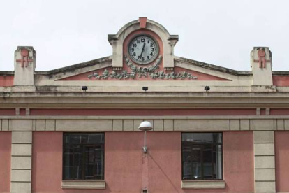 El reloj que todavía preside el viejo edificio de la estación de Renfe de la capital. Norberto