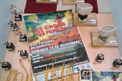 Cartel y trofeos del Cross Popular de Santa Colomba. DL