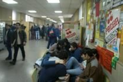 Estudiantes en uno de los centros de  Campus de Vegazana de la Universidad de León