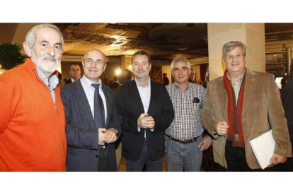 LLorente, Turrado, Dujo, Víctor González y Julio López, en una imagen de familia de los sindicatos agrarios. Ramiro/Jesús