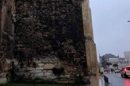 Estado de la muralla de León, ayer, en su tramo por Ramón y Cajal. DL