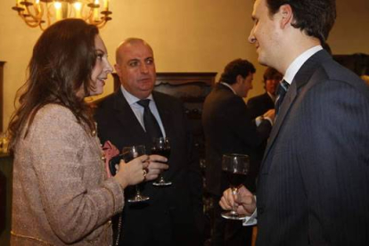 Cristina Santos y, a la derecha, Álvaro Durán (Begar) en un momento del vino posterior al debate.
