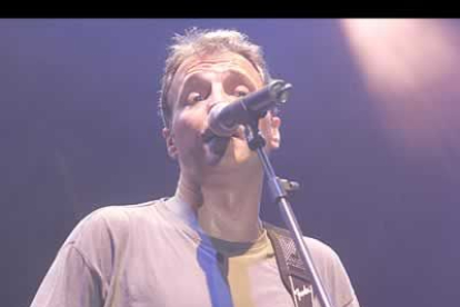 David Sumers, el cantante de la mítica banda de Hombres G, se mostró mucho más medido, pero muy agradecido al público por la acogida brindada a su grupo.