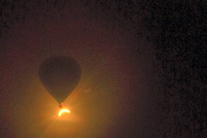 Un globo aerostático, en el cielo eclipsado de Queensland (Australia). David Barker | AP