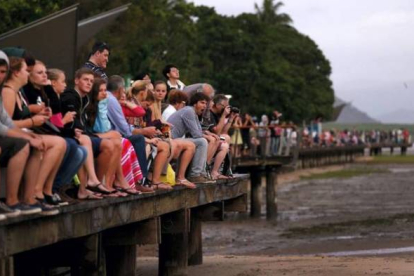 Un grupo de turistas admiran el espectáculo del cielo australiano, este martes. TIM WIMBORNE | REUTERS