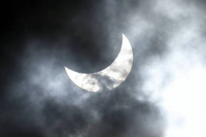 Las nubes son testigos de la conjunción entre la Luna y el Sol, en Cairns. TIM WIMBORNE | REUTERS