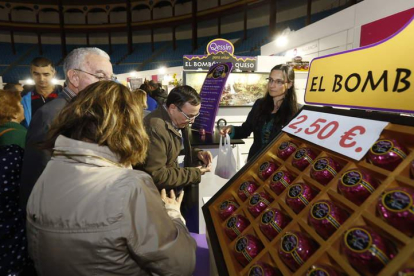 El público seguía comprando productos de León en el final de la feria, ayer.