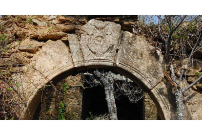 Relieve en el arco de la ermita de Robledo de Omaña, que se ha desplomado como consecuencia del robo. DAVID GUSTAVO LÓPEZ