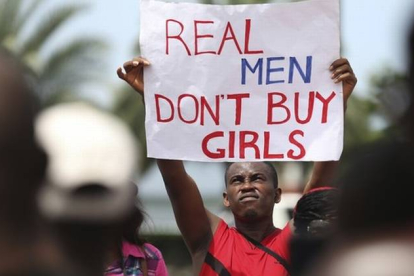 Un hombre muestra una pancarta de protesta por el secuestro de las jóvenes nigerianas durante una manifestación en Lagos.