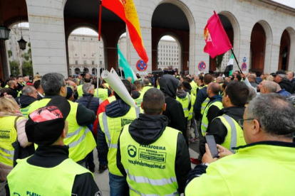 La bandera de León se ha dejado ver hoy en las protestas de los transportistas en Madrid. EFE