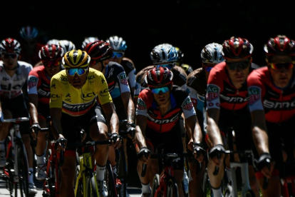 El equipo BMC, con Greg van Avermaet vestido de amarillo, controla durante la quinta etapa del Tour. /