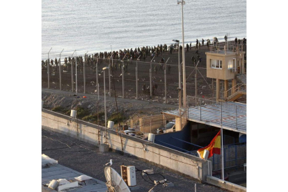 Imagen de la frontera de Ceuta con Marruecos. REDUÁN
