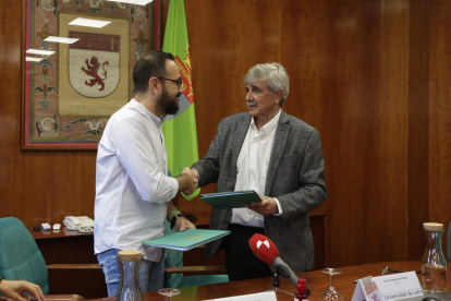 Diego Lorenzana, alcalde de Onzonilla, y García Marín, rector de la Universidad. FERNANDO OTERO