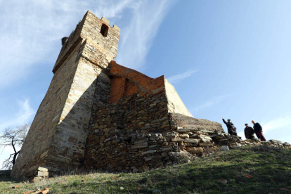 Vistas exteriores e interior de esta maltrecha torre del homenaje, que perteneció a un castillo ya desaparecido. MARCIANO PÉREZ