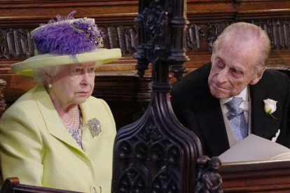 La reina Isabel II y su marido, el príncipe Felipe de Edimburgo, el pasado 18 de mayo durante la boda de su nieto Enrique y Meghan Markle