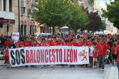 La afición leonesa salió a las calles para pedir a las instituciones que salvaran a Baloncesto León. NORBERTO