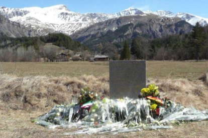 Monolito de homejaje a las victimas del accidente de avion de Germanwings en los Alpes franceses en Le Vernet.