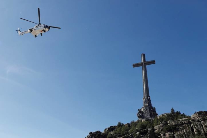 Vista del helicóptero que traslada los restos de Francisco Franco tras su exhumación del Valle de los Caídos. MARISCAL
