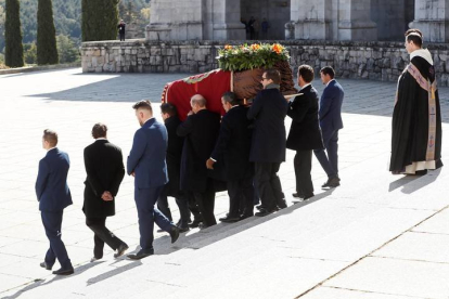 Los familiares de Francisco Franco portan el féretro con los restos del dictador tras su exhumación. MARISCAL
