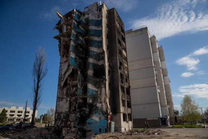 Vista hoy de un edificio dañado por los bombardeos, en Borodianka, en Ucrania. MIGUEL GUTIÉRREZ