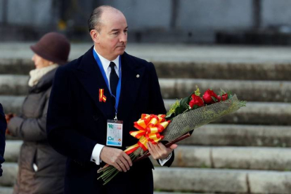 El abogado de la familia Franco, Felipe Utrera Molina porta un ramo de flores