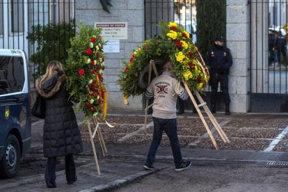 Llegada de coronas de flores al cementerio de El Pardo-Mingorrubi