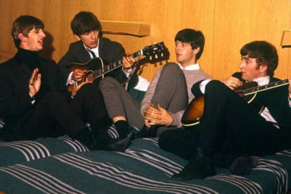 Una imagen de 'Eight days a week'. Los Beatles, en una habitación de hotel en Suecia, en octubre de 1963.