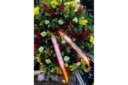 Llegada de coronas de flores al cementerio de El Pardo-Mingorrubio