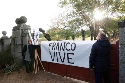 Varias personas despliegan una pancarta a favor del dictador a la entrada del Valle de los Caídos